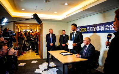 英超冬季转会窗关闭日球员签约现场，记者云集